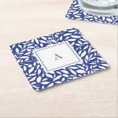 Blauw en wit monogram bladpatroon kartonnen onderzetters (Schuin)