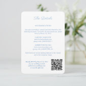 Blauw en Wit Monogram QR Code Bruiloft Details Informatiekaartje (Staand voorkant)