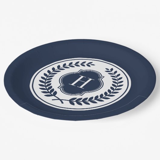 Blauw en wit Monogramed Wreath Crest Papieren Bordje (Gekanteld)