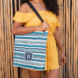 Blauw en wit multi-Stripe monogram Tote Bag<br><div class="desc">Onze gestreepte monogram canvas tas heeft een gevarieerd horizontaal stripe patroon in koele zomerblues,  met uw monogram van één initiaal in het coördineren van marineblauw. Als niet monogramming,  schrap eenvoudig het steekproefinitiaal en klik "duidelijk"om het blauwe vierkant te verwijderen.</div>