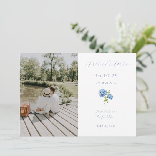 Blauw en wit paar foto Floral Hydrangea Save The Date (Staand voorkant)