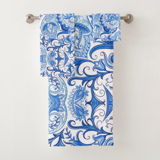 Blauw en wit paisleypatroon bad handdoek (Insitu)