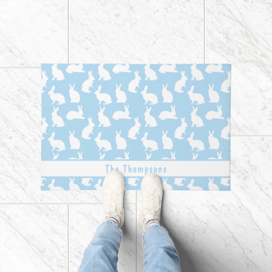 Blauw en wit patroon van konijnen met een naam deurmat (Binnen)