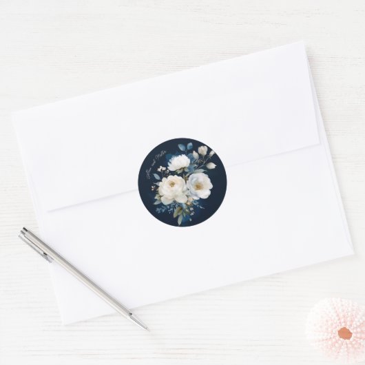 Blauw en Wit Schilderachtig Bloemstuk Bruiloft Bed Ronde Sticker (Envelop)