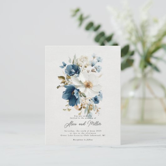 Blauw en wit schilderachtige bloemenbruiloft briefkaart (Staand voorkant)