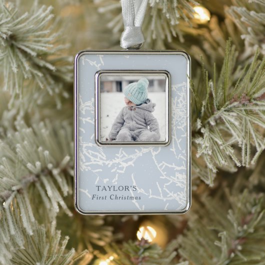 Blauw en wit Sneeuwtakken Foto Verzilverd Omlijst Ornament (Boom)