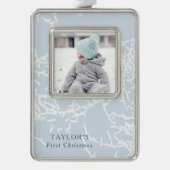 Blauw en wit Sneeuwtakken Foto Verzilverd Omlijst Ornament (Voorkant)
