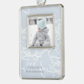 Blauw en wit Sneeuwtakken Foto Verzilverd Omlijst Ornament (Links)