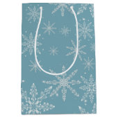 Blauw en Wit Sneeuwvlok Vakantie Gift Bag Medium Cadeauzakje (Voorkant)