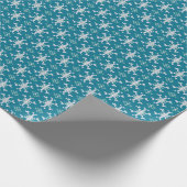 Blauw en wit snowflake Sweater Stitch Kerstmis Cadeaupapier (Hoek)