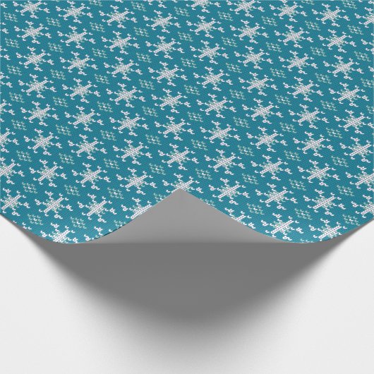 Blauw en wit snowflake Sweater Stitch Kerstmis Cadeaupapier (Hoek)