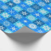 Blauw en wit Snowflakes Gecontroleerd Patroon Cadeaupapier (Hoek)