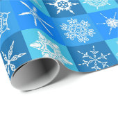 Blauw en wit Snowflakes Gecontroleerd Patroon Cadeaupapier (Rol Hoek)