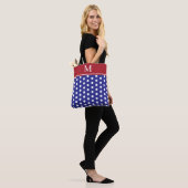 Blauw en wit stippenpatroon met rode monogram tote bag (Op model)