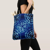 Blauw en wit stropdas kleurstof cirkel patroon tote bag (Dichtbij)