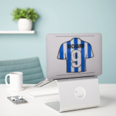 Blauw en wit voetbalshirt om te personaliseren. sticker (Laptop op bureau)