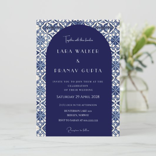 Blauw en Wit Zomer Tegels Custom Bruiloft Uitnodig Kaart (Staand voorkant)