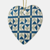Blauw- en witpinwielpatroonpatchwerkquilt keramisch ornament (Links)