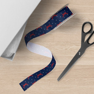 Blauw en witstippenpatroon met rode lint