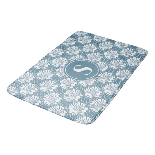 Blauw en Witte Zeeschelp Kust Monogram Badmat (Gekanteld)