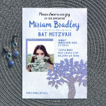 Blauw en zilver Glitter Bat Mitzvah Uitnodiging<br><div class="desc">Pas eenvoudig de tekstkleuren aan uw foto aan in deze prachtige blauwe en zilveren glitter-uitnodiging! Viel je Bat Mitzvah met een hemelsblauw,  donkere boom van het thema Life. Vergeet gecoördineerd briefpapier en partijdecor niet!</div>
