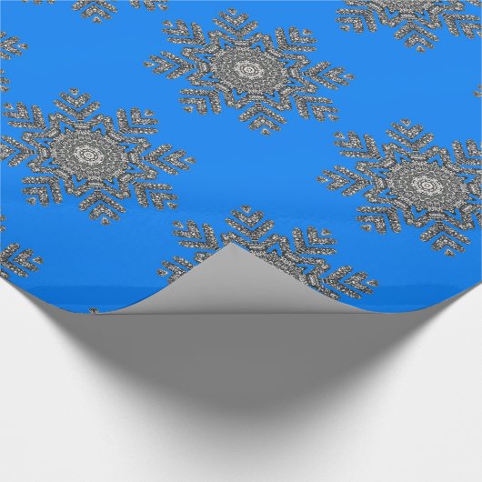 Blauw- en zilversneeuwschilfers met kerstvakantieb cadeaupapier (Hoek)