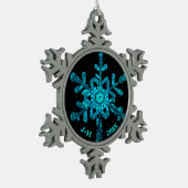 Blauw en zwart, aangepaste Initialen en jaar Tin Sneeuwvlok Ornament (Links)