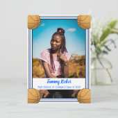 Blauw en zwart Basketball Afstuderen Aankondiging (Staand voorkant)