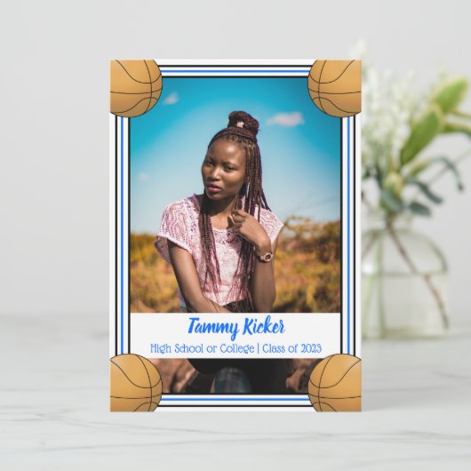 Blauw en zwart Basketball Afstuderen Aankondiging (Staand voorkant)