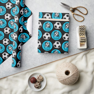Blauw en zwart gepersonaliseerd voetbal met aangep cadeaupapier