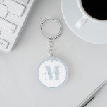 Blauw enkelvoudig monogram gepersonaliseerd sleutelhanger<br><div class="desc">Voeg een vleugje moderne elegantie toe aan uw dagelijkse benodigdheden met deze chique blauwe monogram toetsen lanyard. Met een eenvoudig, minimalistisch ontwerp met een stijlvol kalligrafiescript en gedurfde typografie, is deze lanyard de perfecte balans tussen professioneel en hedendaags. Personaliseer het met jouw naam en initiaal voor een geavanceerd, uniek accessoire....</div>