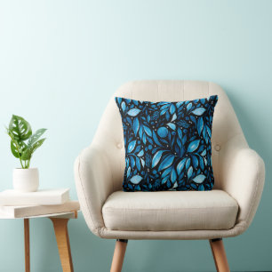 Blauw flesje voor middernacht op zwart kussen