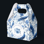 Blauw Franse Chinoiserie Peacock Floral Bedankdoosjes<br><div class="desc">Cadeaudoos | Sophisticated Verjaardagsverpakking. Deze blauw Franse Chinoiserie Peacock geschenkdoos is voorzien van een Delfts blauw bloemig ontwerp geïnspireerd op de Franse boerderij decor. Met elegante bloementakken, trailing bloemen, en blauwe pauwen, deze doos is perfect voor een verfijnde verjaardag of andere speciale gelegenheid. Vul de tekstvelden in om het vak...</div>