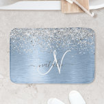 Blauw Geborsteld Metaal Zilver Glitter Monogram Na Badmat<br><div class="desc">Personaliseer gemakkelijk dit trendy chic badmat ontwerp met mooie zilveren glitters op een blauwe geborstelde metalen achtergrond.</div>