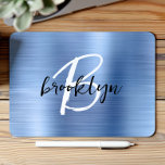Blauw geborsteld metaal zwart wit script monogram muismat<br><div class="desc">Deze elegante gepersonaliseerde muismat heeft een monogram en een voornaam in modern zwart-wit script op een lichtblauwe geborstelde metalen achtergrond.</div>