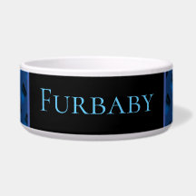 Blauw gedecoreerde voerbak voor huisdieren.