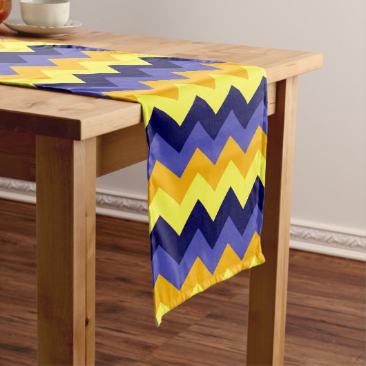 Blauw Geel Gouden Chevrons Grote Tafelloper (Voorbeeld)