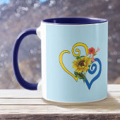 Blauw geel verdraaid hart met zonnebloem op blauw mok