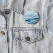 Blauw gegolfd water ronde button 5,7 cm (In situ)