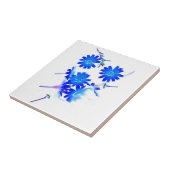 Blauw gekleurde wilde bloemen verspreid over het o tegeltje (Zijkant)