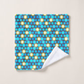 Blauw-gele handdoek met stippenpatroon hangend (Wasdoekje)