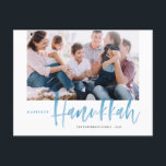 Blauw gelukkigste hanukkah-penseel kalligrafie Fot Feestdagenkaart<br><div class="desc">Gelukkig Hanukkah! Stuur vakantiegroeten naar je geliefden met dit handgeschreven Happy Hanukkah-briefkaart. Het is voorzien van een moderne blauw penseel-kalligrafie met een bijpassend delicaat sneeuwpatroon. Personaliseer door een foto,  namen,  datum en bericht toe te voegen. Dit feestelijke blauwe briefkaart voor kalligrafie is beschikbaar in andere kleuren en producten.</div>