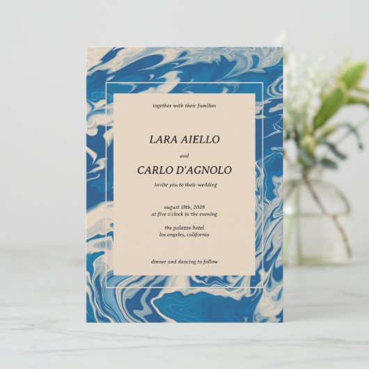 Blauw gemarmerd moderne kust bruiloft kaart (Staand voorkant)
