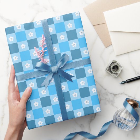 Blauw geruit bloemmotief cadeaupapier (Geschenken)