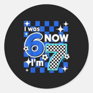 Blauw geruit Ik was 6 Nu ben ik 7 Verjaardag Voetb Ronde Sticker