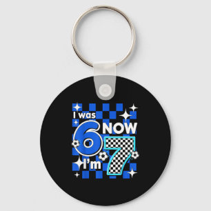 Blauw geruit Ik was 6 Nu ben ik 7 Verjaardag Voetb Sleutelhanger
