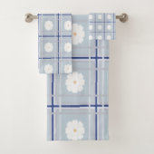 Blauw geruit madeliefjespatroon bad handdoek (Insitu)