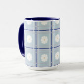 Blauw geruit madeliefjespatroon mok (Voorkant links)