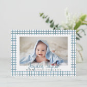Blauw geruit patroon jongen foto geboorte aankondiging (Staand voorkant)