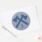 Blauw geruite monogram twee assen ronde sticker (Envelop)